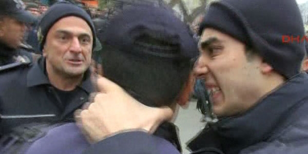 'Sık la sık' diyen polis görevden uzaklaştırıldı