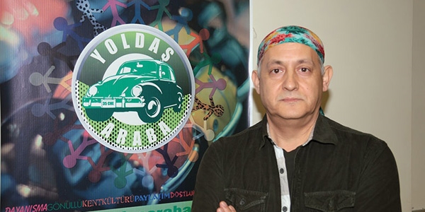 Durakta, yolda bekleyene 'yoldaş araba'