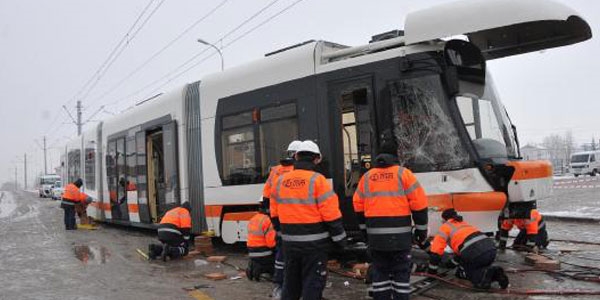 Servis midibüsü tramvaya çarptı!