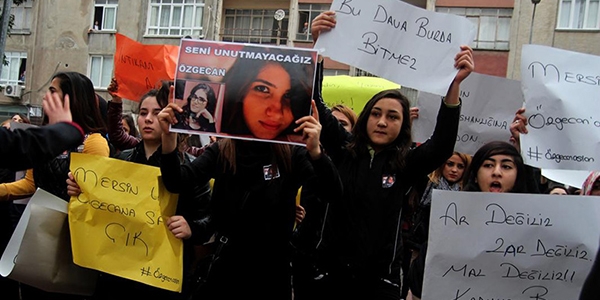 Özgecan için polis megafonundan slogan attılar