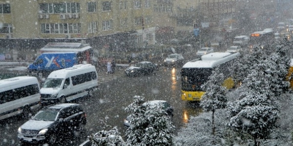 İstanbul'da kar yağışının artarak devam etmesi bekleniyor