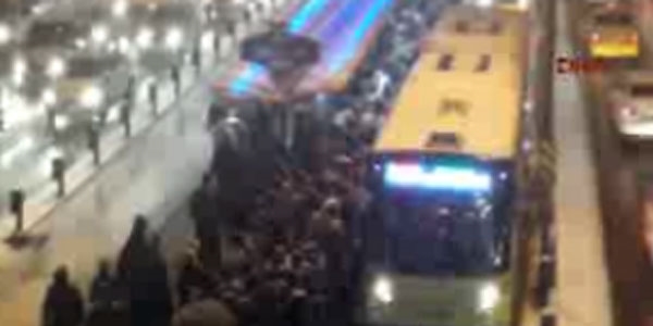 İstanbullular metro ve metrobüse hücum etti