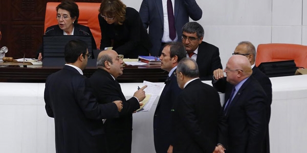 Meclis'te kavga çıktı: 4 vekil yaralı