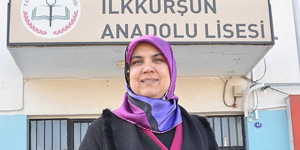 Başörtü mağduru öğretmen görevine döndü