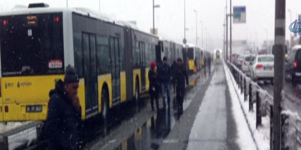 Metrobüs seferlerinde aksamalar yaşanıyor!
