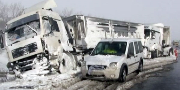 İstanbul'da yollar hurdaya dönen TIR'larla doldu