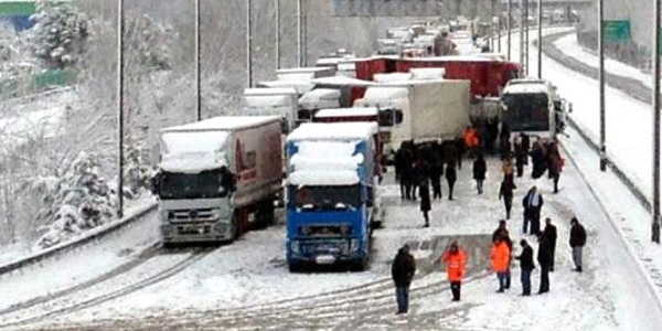 TEM otoyolu trafiğe kapandı