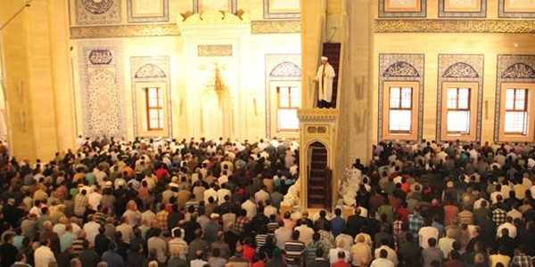 Cuma hutbesinde 'Kadna el kalkmaz' mesaj