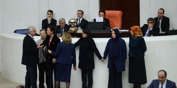 AK Partili kadın vekiller zincir oluşturdu