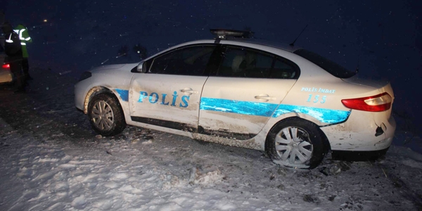 Polis ve sağlık ekibine otomobil çarptı