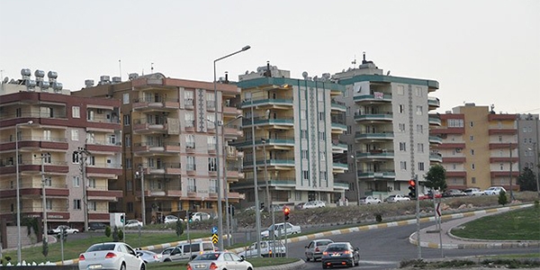 Yabancılar konuttan vazgeçmiyor