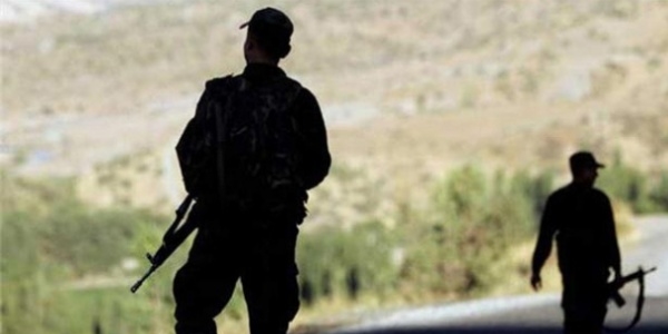 İzne gelen 2 asker sobadan sızan gazdan zehirlenerek öldü