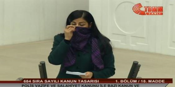 HDP vekil, yüzünü poşuyla kapatarak TBMM'de konuştu