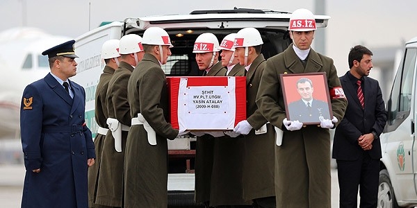 Şehit pilotlar son yolculuklarına uğurlandı
