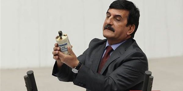 CHP milletvekili kürsüye gaz bombası ile çıktı