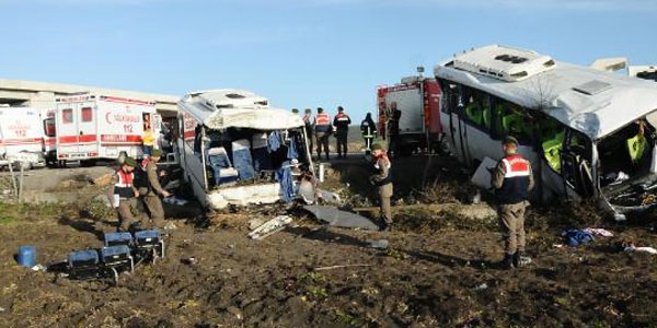Öğrenci ve işçi servisleri çarpıştı: 2 ölü, 29 yaralı