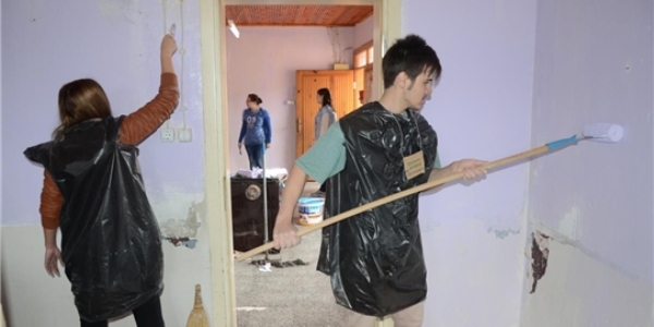Üniversite öğrencileri, köy okulunu boyadı