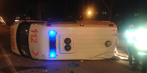 Hasta taşıyan ambulans kaza yaptı: 5 yaralı