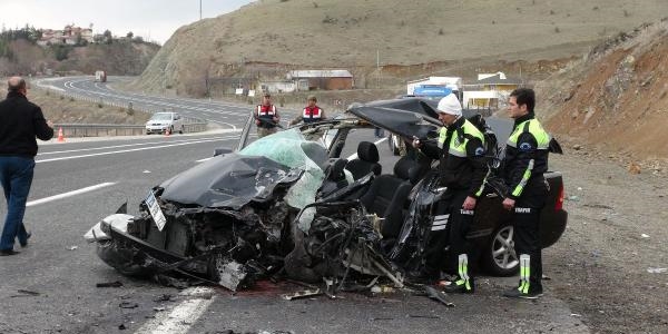 TIR'la çarpışan otomobilde infaz koruma memuru öldü