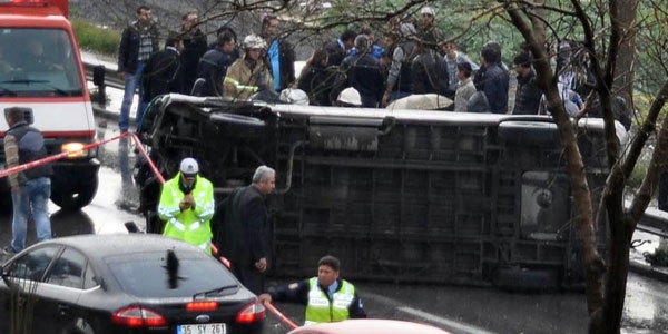 Yolcu minibüsü devrildi: 4 yaralı