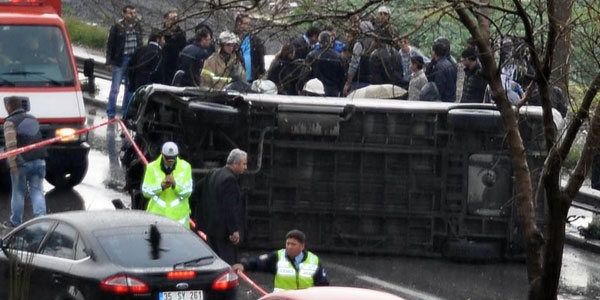 Yolcu minibs devrildi: 4 yaral