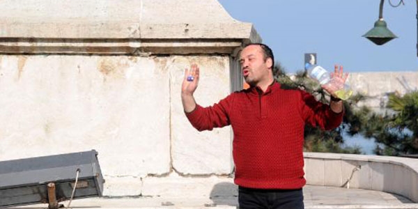 Valilik önünde kendini yakmak istedi
