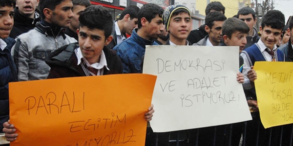 Öğrenciler öğretmenleri için yürüdü