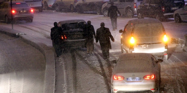 Erzurum'da kar ve tipi hayatı felç etti