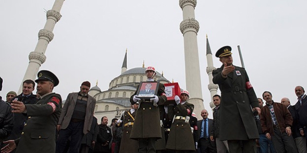 Şehit pilotlar son yolculuklarına uğurlandı