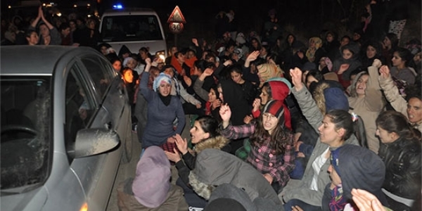 Kız öğrenciler, Safinaz Öretmen için yol kapattı