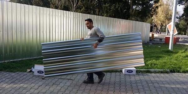 Ege Üniversitesi'nde eylem alanına sac bariyer
