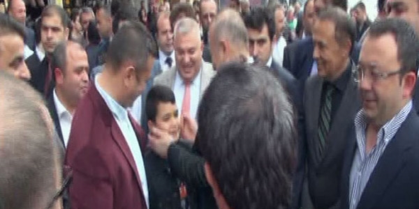 Çavuşoğlu ile küçük çocuk arasında para diyaloğu