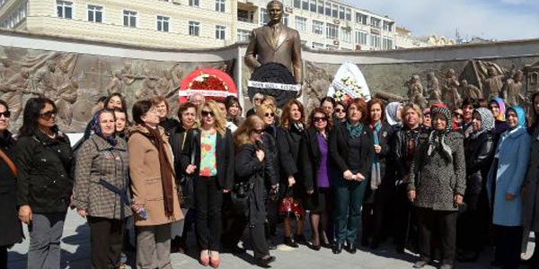 Her 3 kadından 1'i şiddet görüyor