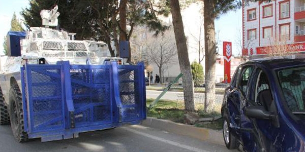 Otomobil polis panzeri ile çarpıştı: 1 yaralı
