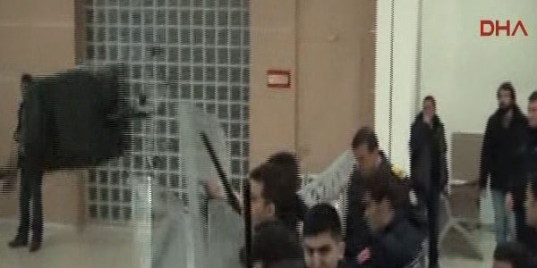 Adliye koridoru savaş alanına döndü
