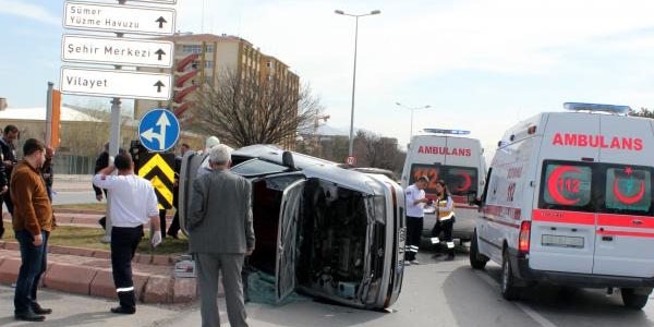 Hasta taşıyan ambulans kaza yaptı: 3 yaralı