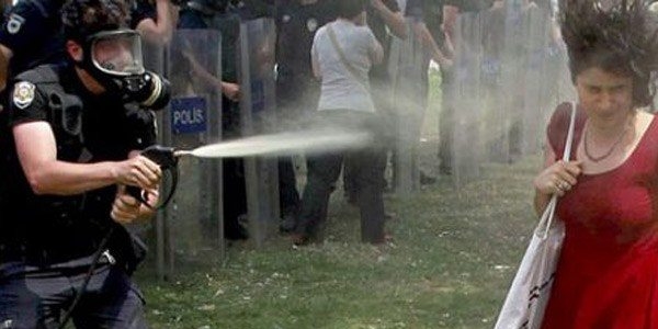 'Krmzl Kadn' davasnda polisler birbirini sulad