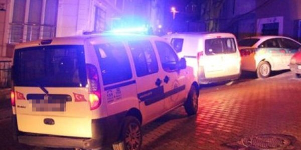Hırsızları kovalayan polis silahla vuruldu