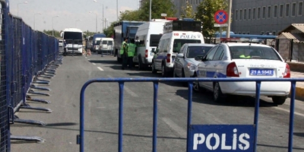 Cinayet davasına silahla girmeye çalıştılar