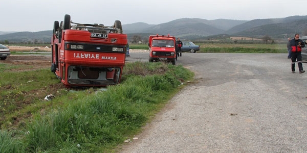 İtfaiye aracı takla attı: 1 yaralı
