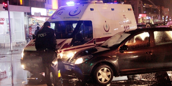 Hasta taşıyan ambulans kaza yaptı