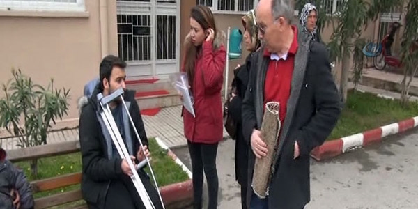Sınava girebilmek için alçısını çıkardı