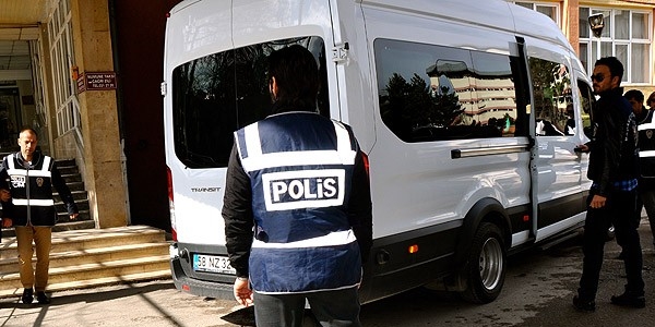 'Paralel yapı' operasyonunda bir polis teslim oldu