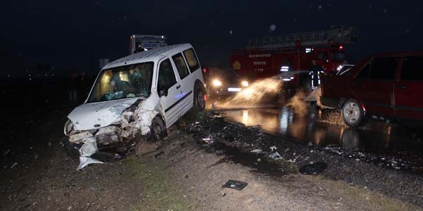 Muş'ta otomobiller çarpıştı: 3 ölü, 8 yaralı