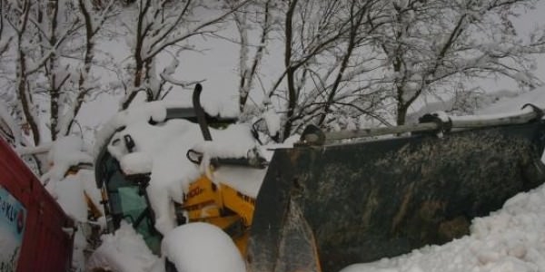 İki iş makinesi şarampole devrildi: 2 yaralı
