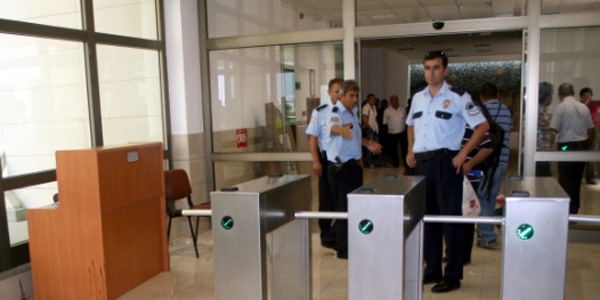 Duruşma salonunda kavga çıktı: 1 yaralı