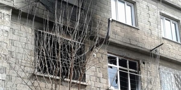 Evde kalan kardeşler çıkan yangında öldü