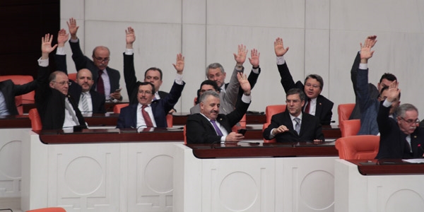 Görevden almalara standart maddesine onay