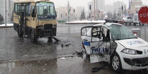 Trafik ekibi, minibüsle çarpıştı: 4 yaralı