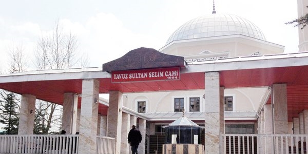 Müezzin imamı silahla kovaladı!
